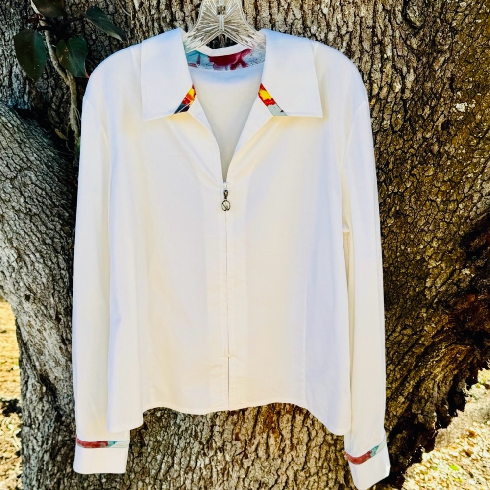 St.John-White zip blouse with wide collar and v-neck.Colorful trim at wrist.L